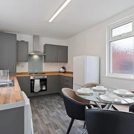 4 Bedroom House In Prime Location With Free Parking, Fast Wifi And Smarttv By Yoko Property Апартаменты