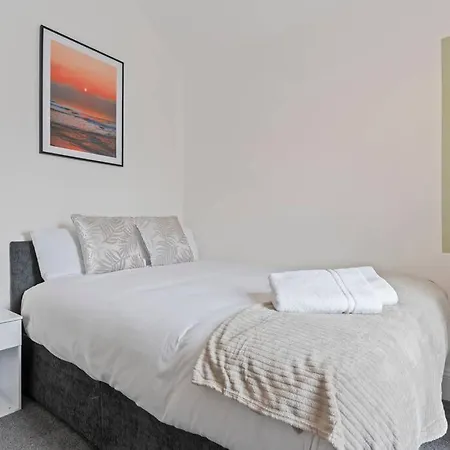Апартаменты 4 Bedroom House In Prime Location With Free Parking, Fast Wifi And Smarttv By Yoko Property *
