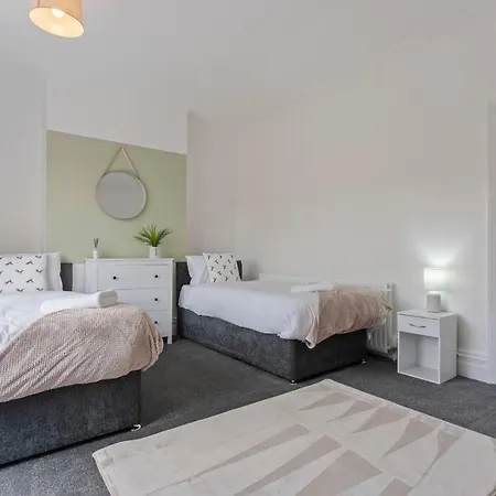 Апартаменты 4 Bedroom House In Prime Location With Free Parking, Fast Wifi And Smarttv By Yoko Property Редкар