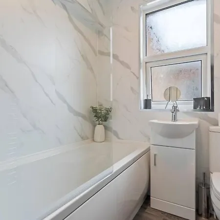4 Bedroom House In Prime Location With Free Parking, Fast Wifi And Smarttv By Yoko Property * Редкар