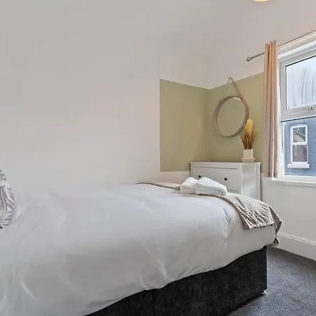 Апартаменты 4 Bedroom House In Prime Location With Free Parking, Fast Wifi And Smarttv By Yoko Property Редкар