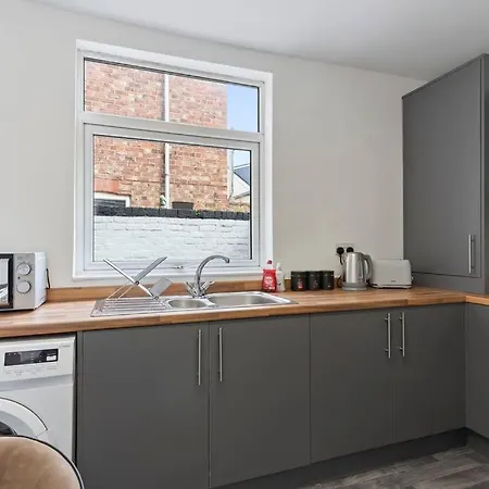 4 Bedroom House In Prime Location With Free Parking, Fast Wifi And Smarttv By Yoko Property