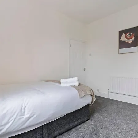 Апартаменты 4 Bedroom House In Prime Location With Free Parking, Fast Wifi And Smarttv By Yoko Property *