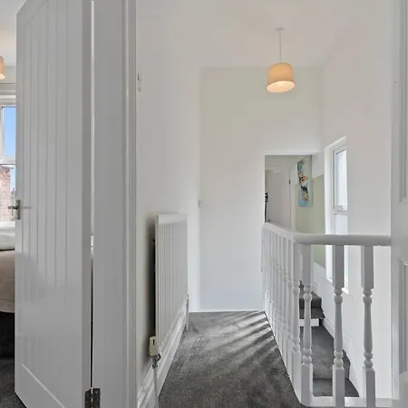 4 Bedroom House In Prime Location With Free Parking, Fast Wifi And Smarttv By Yoko Property *
