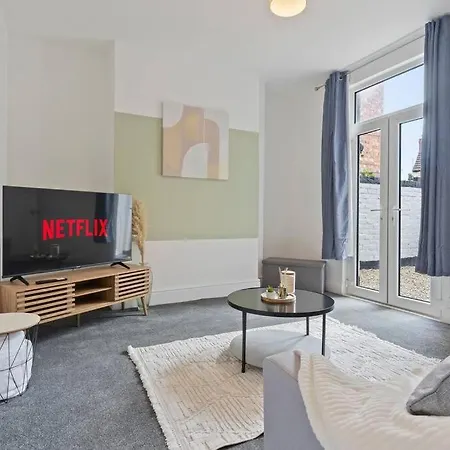4 Bedroom House In Prime Location With Free Parking, Fast Wifi And Smarttv By Yoko Property דירה רדקאר