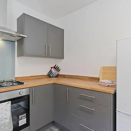 4 Bedroom House In Prime Location With Free Parking, Fast Wifi And Smarttv By Yoko Property דירה