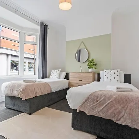 Appartement 4 Bedroom House In Prime Location With Free Parking, Fast Wifi And Smarttv By Yoko Property
