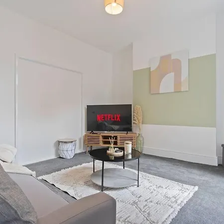 4 Bedroom House In Prime Location With Free Parking, Fast Wifi And Smarttv By Yoko Property *