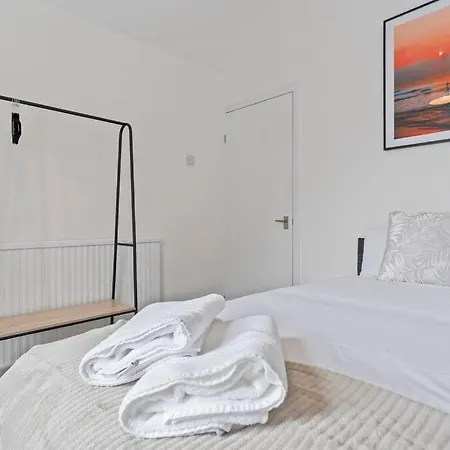4 Bedroom House In Prime Location With Free Parking, Fast Wifi And Smarttv By Yoko Property רדקאר