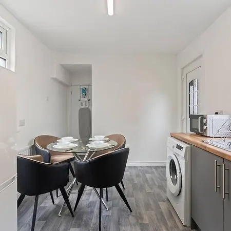 4 Bedroom House In Prime Location With Free Parking, Fast Wifi And Smarttv By Yoko Property דירה רדקאר