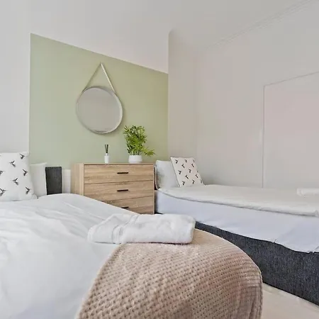 דירה 4 Bedroom House In Prime Location With Free Parking, Fast Wifi And Smarttv By Yoko Property רדקאר