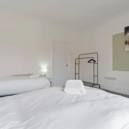 4 Bedroom House In Prime Location With Free Parking, Fast Wifi And Smarttv By Yoko Property *