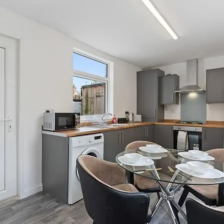 4 Bedroom House In Prime Location With Free Parking, Fast Wifi And Smarttv By Yoko Property * רדקאר