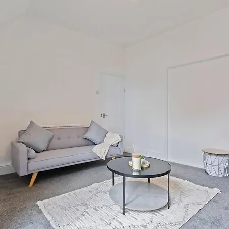 4 Bedroom House In Prime Location With Free Parking, Fast Wifi And Smarttv By Yoko Property